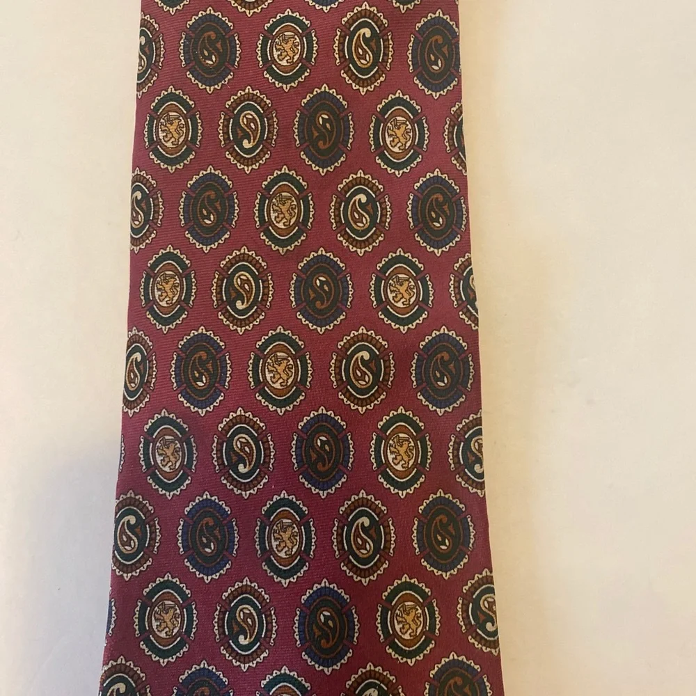 TOMMY HILFIGER Red Paisley Mens 100% Silk Neck Tie $45 EUC